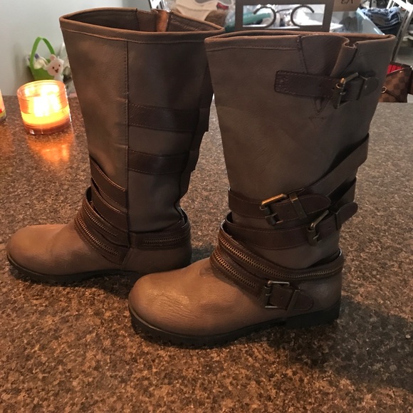 Boots - Picture 3 of 5