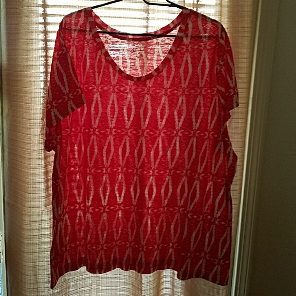 Red and white print tshirt