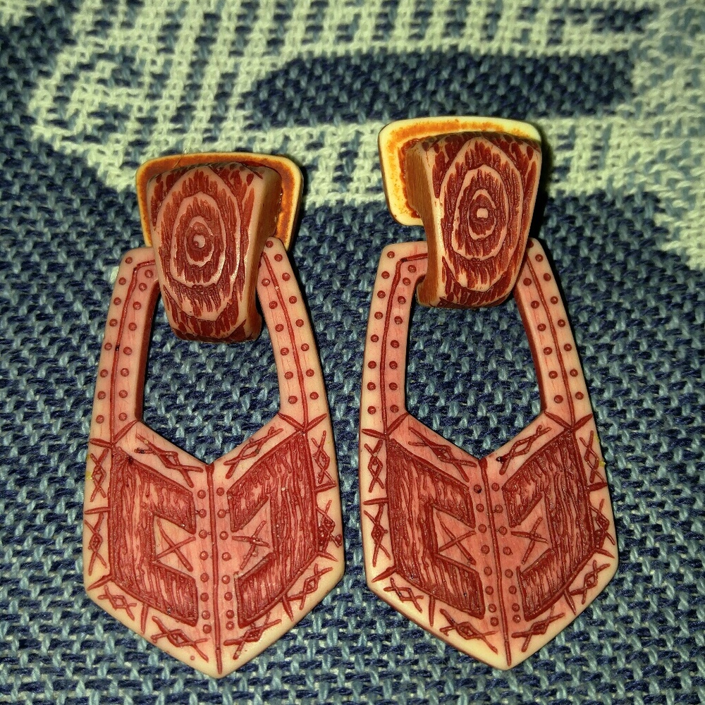 🍦Red and cream tribal door knocker earrings
