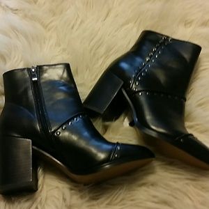 Black boots from Report