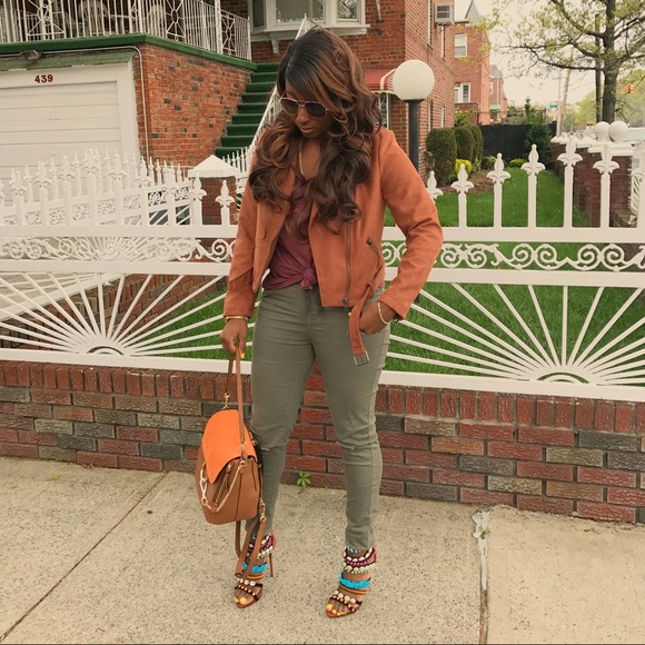 💁🏾‍♀️MEET YOUR POSHER: RACHEL!!! :)💁🏾‍♀️ - Picture 14 of 17