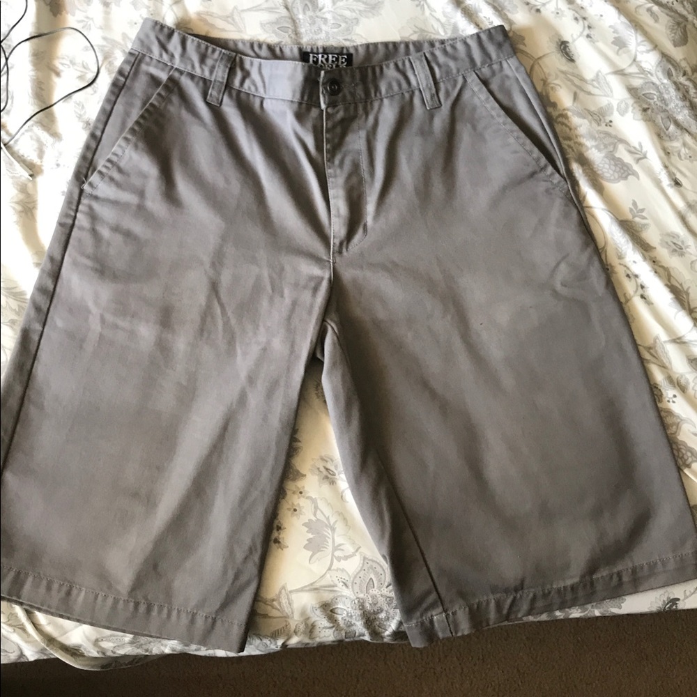 Free world shorts SIZE 32