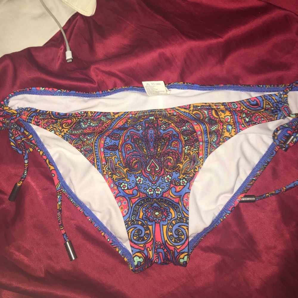 4 for $20 Billabong Bottoms!