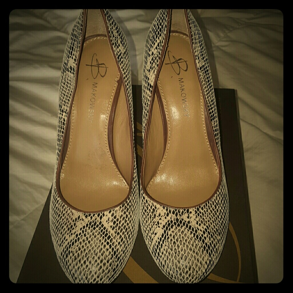 B makowsky high heel shoes python print