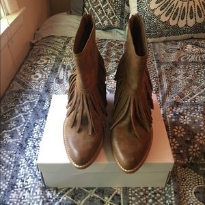 Suede / faux leather fringe booties