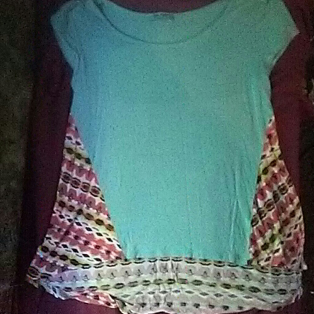 !!Beautiful hi-lo tee!!