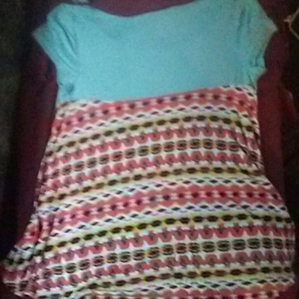 !!Beautiful hi-lo tee!! - Picture 2 of 4