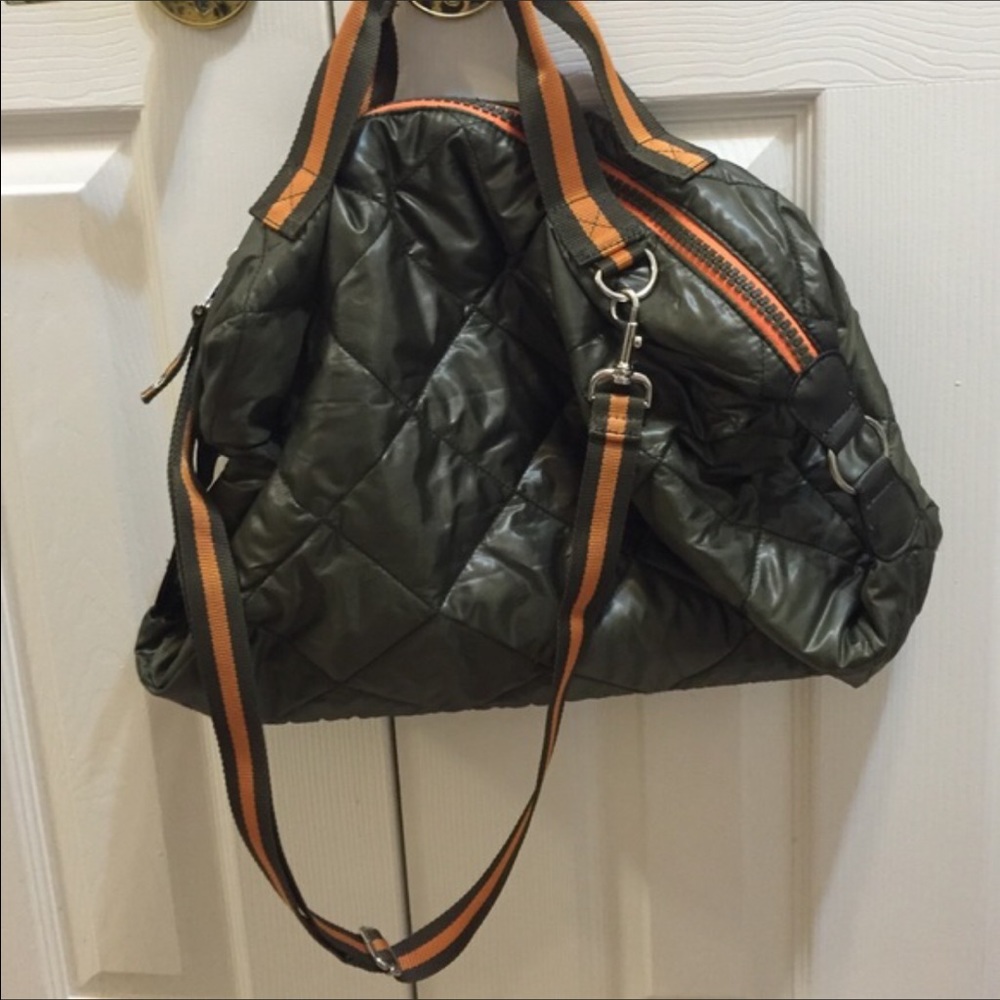 Nice green purse (new with no tags)