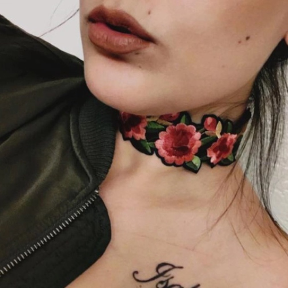Flower choker