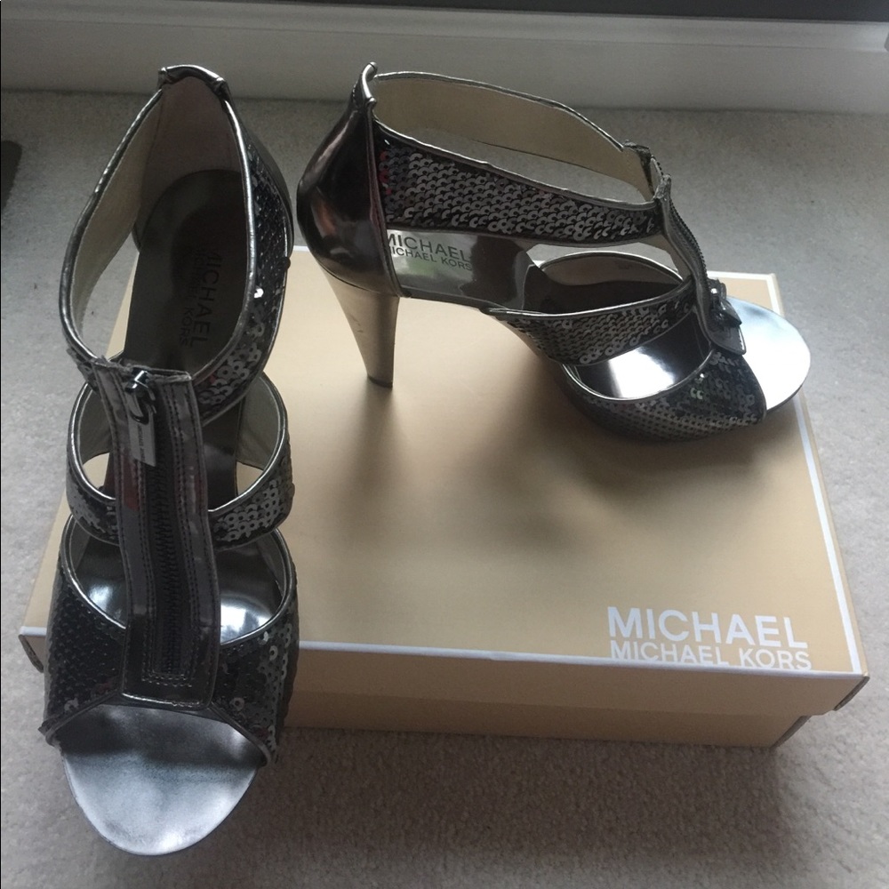 MK Berkley Tstrap sandal