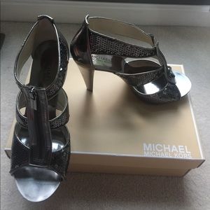 MK Berkley Tstrap sandal