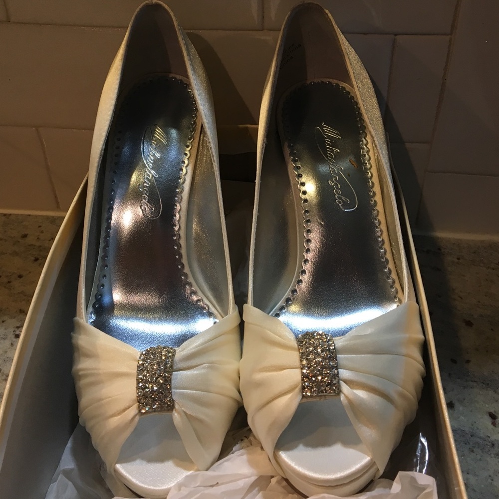 BRAND NEW Michaelangelo Bridal pumps