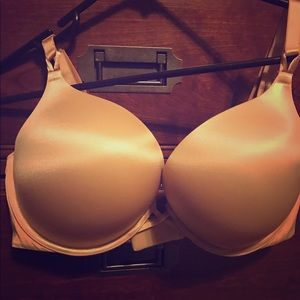 Victoria's Secret bombshell plunge 38D