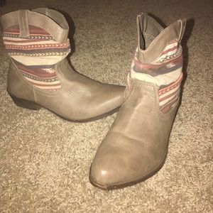 Short cowgirl boots