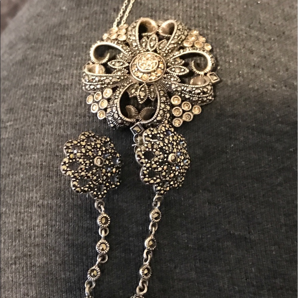 Silver bow necklace and teardrop earrings