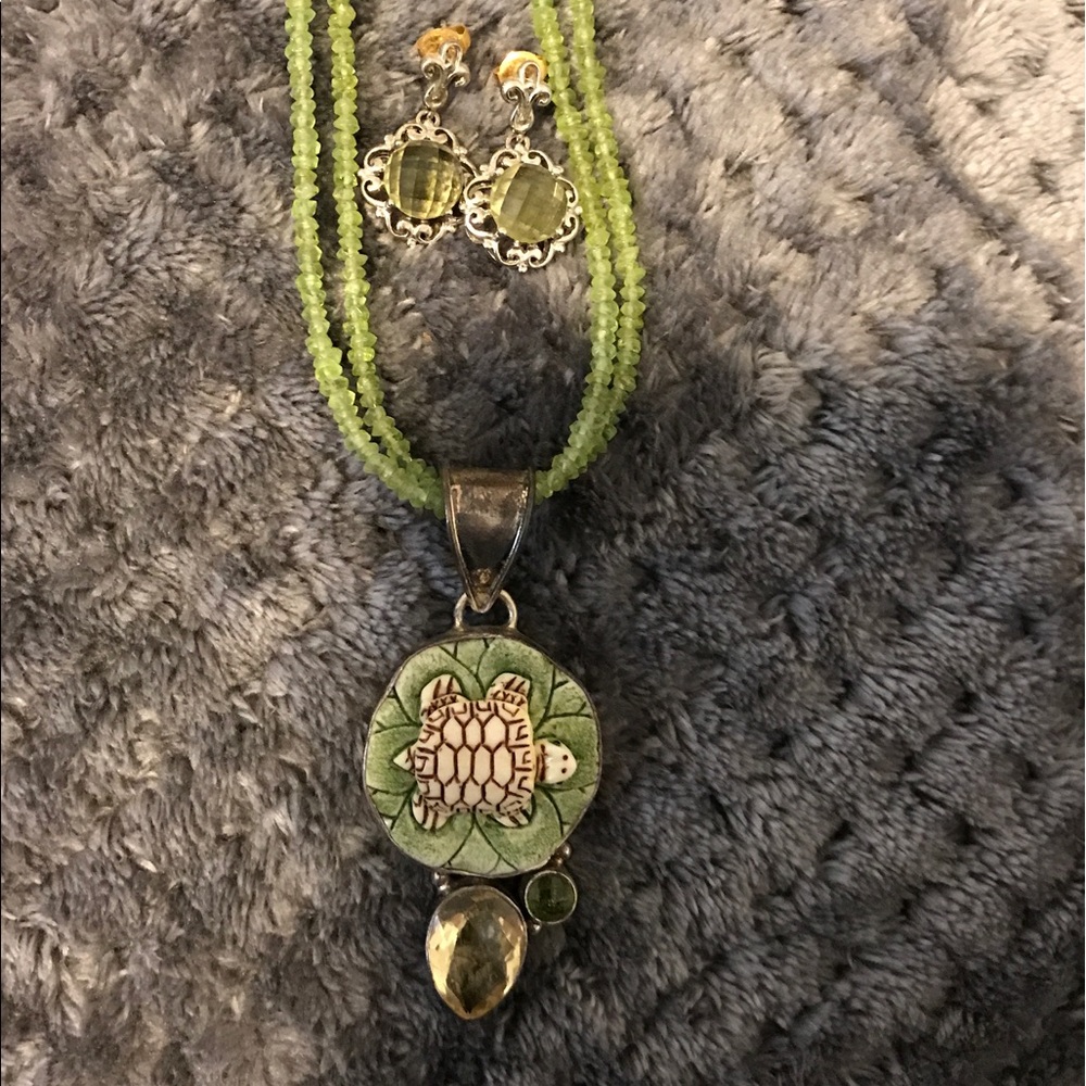 Turtle Necklace With Peridot And Peridot Earrings - image 1