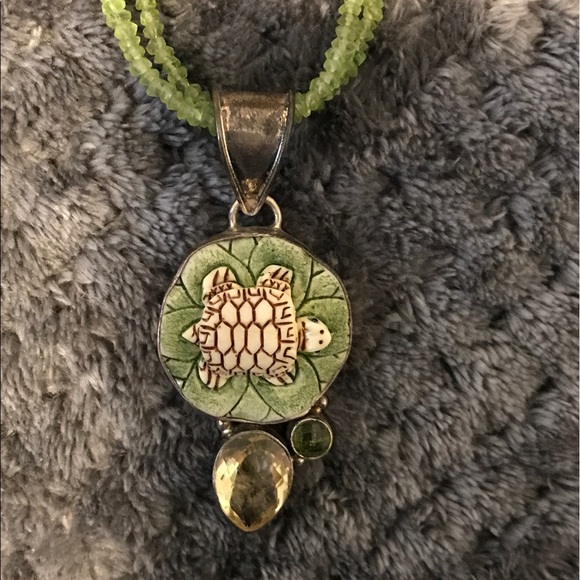 Turtle necklace with peridot and peridot earrings - Picture 2 of 3