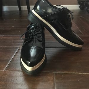 Patent leather pointed toe oxford loafers