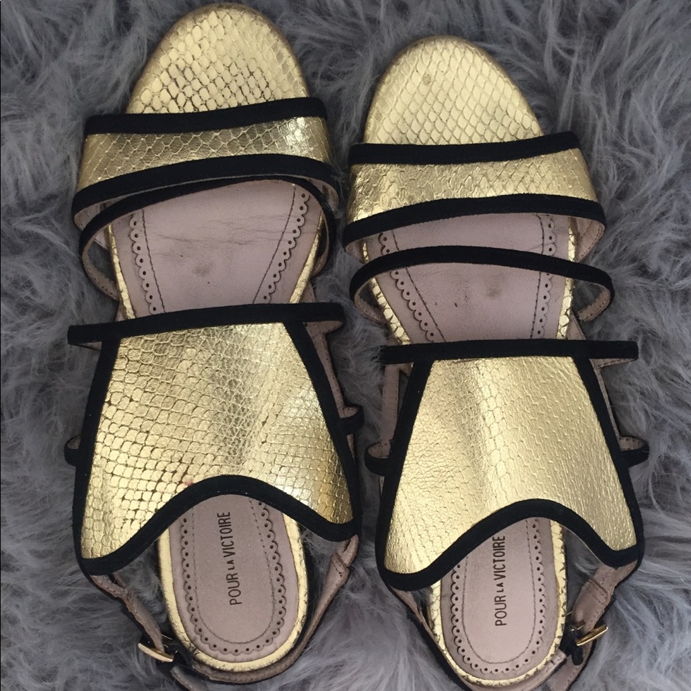 Gold and blk leather Pour la Victoire sandal.