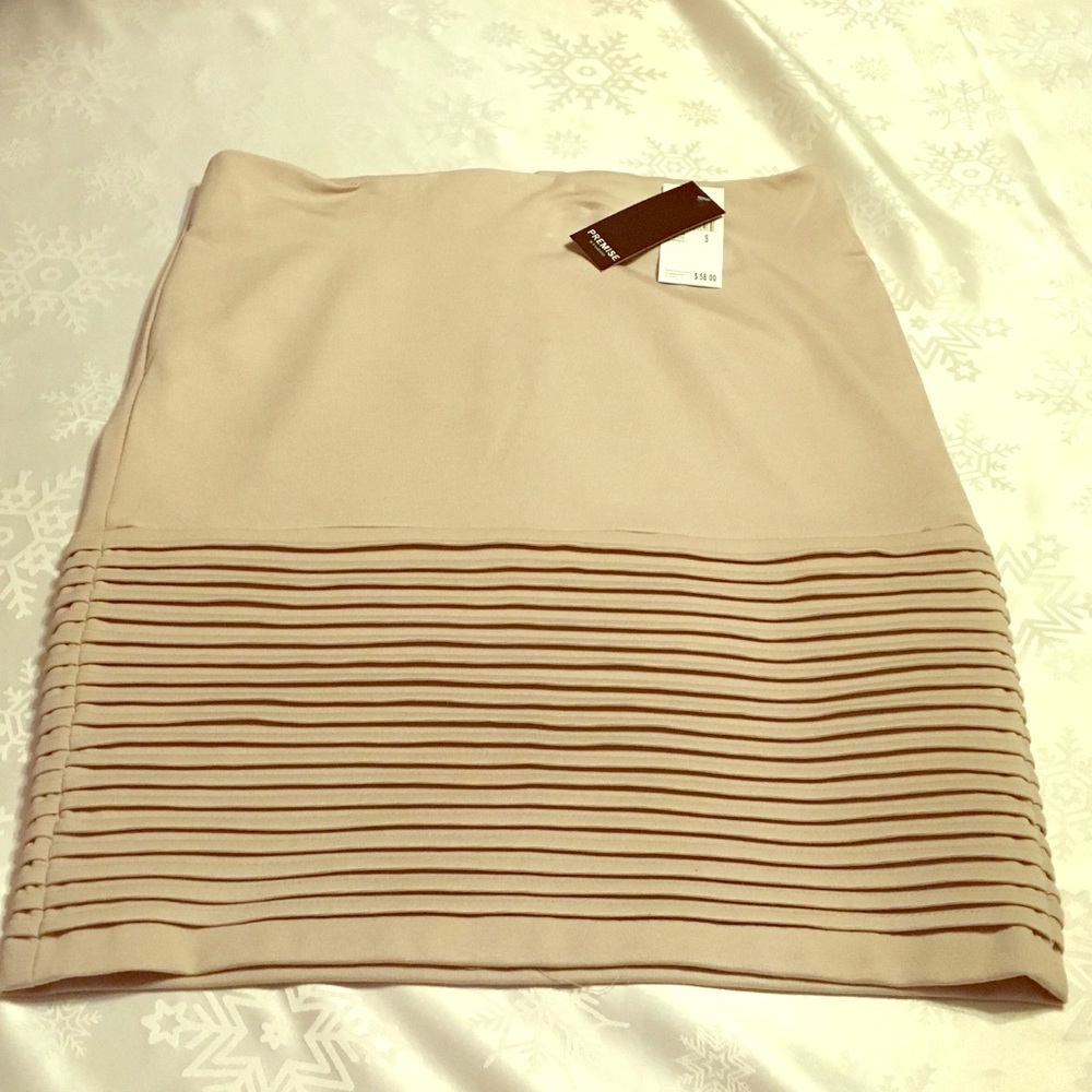 Woman's mid length premise studio skirt