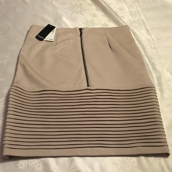 Woman's mid length premise studio skirt - Picture 2 of 2