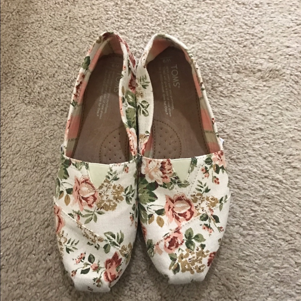 BNWOT size 9 floral toms