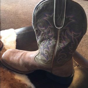 Men's like new size 10D Tony Lama boots.