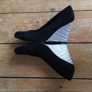 Nine West Lined Wedges