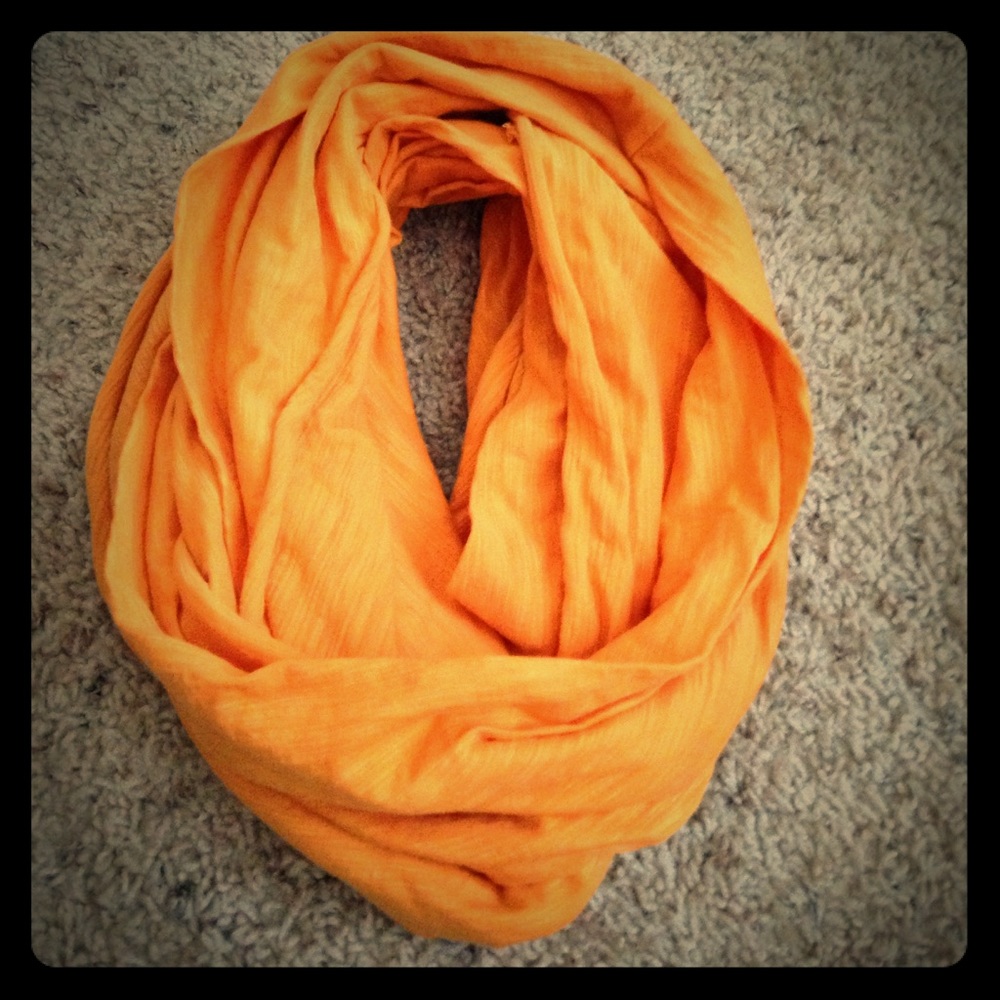 GAP Lightweight Infinity Scarf