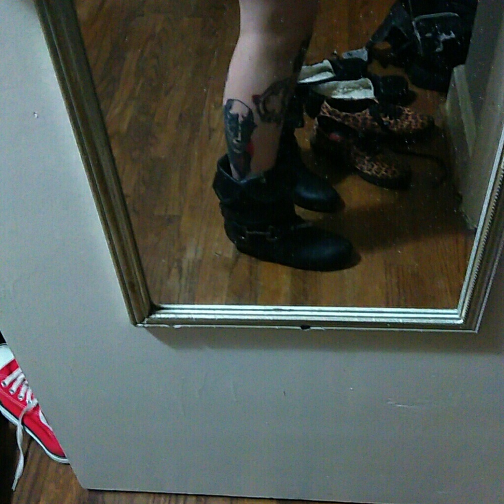 Cute buckled black ankle boots- well loved 7womens