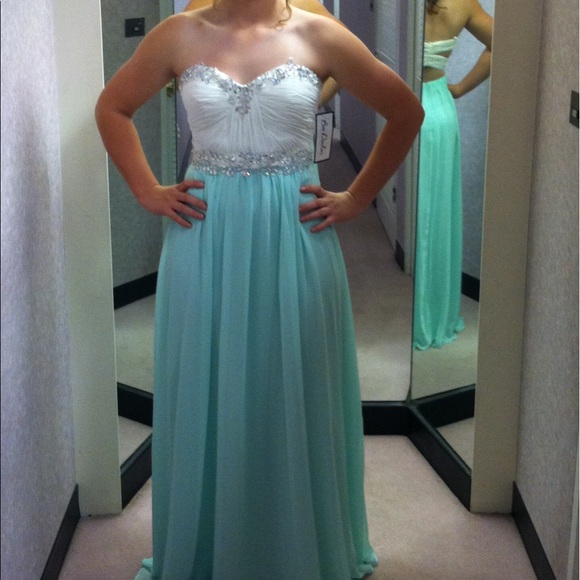 STUNNING gown - Picture 5 of 8