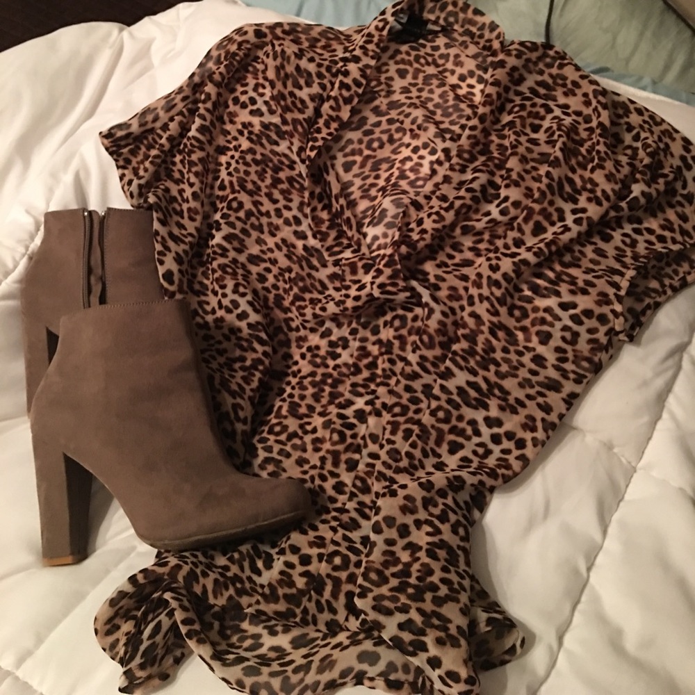 vS cheetah print blouse