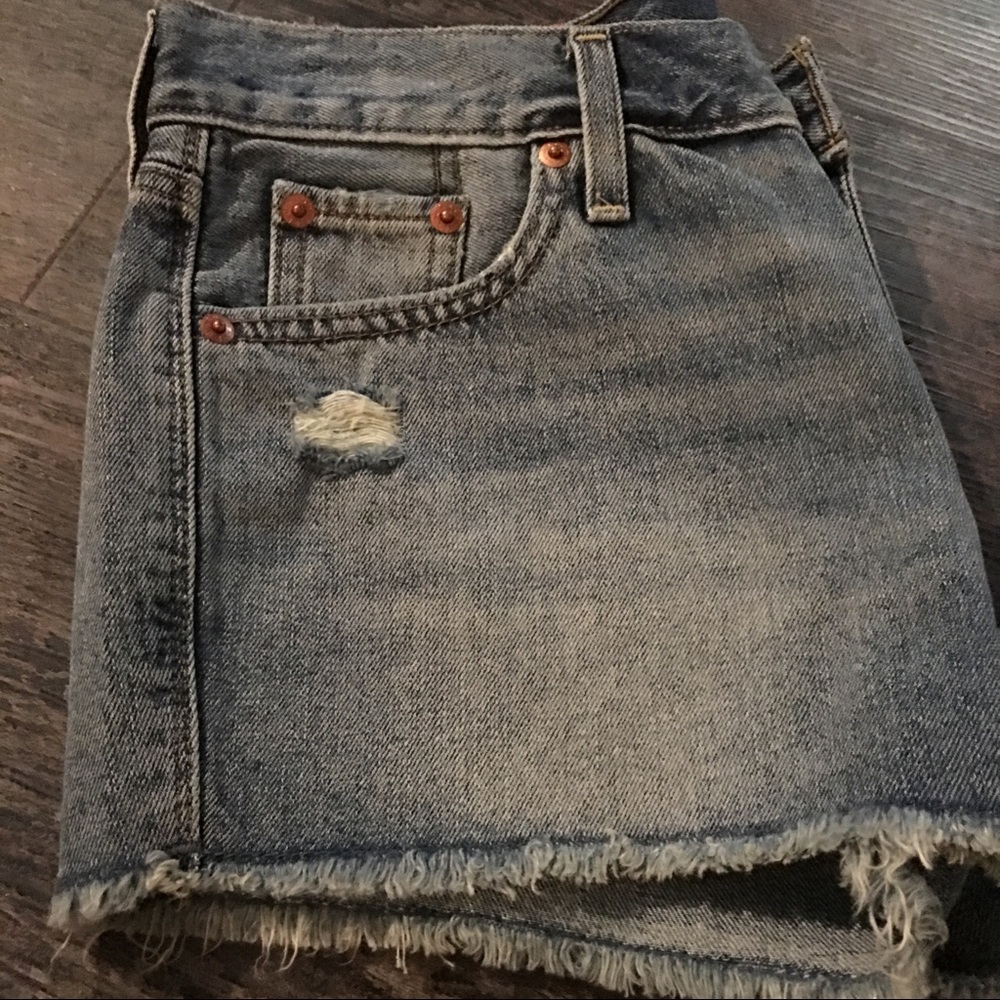 NWT LEVI Jean Shorts distressed - Picture 3 of 6