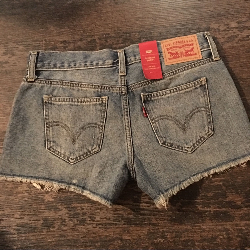 NWT LEVI Jean Shorts distressed - Picture 4 of 6