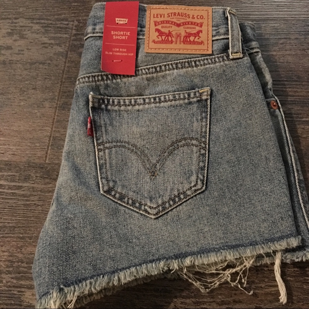NWT LEVI Jean Shorts distressed - Picture 5 of 6