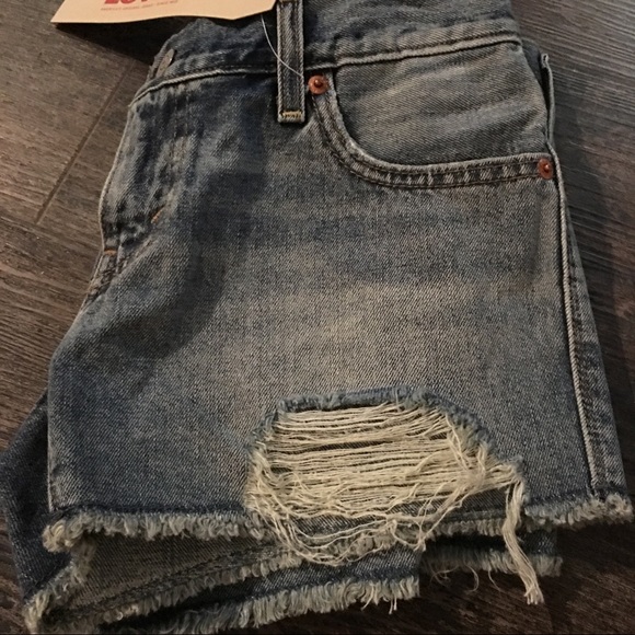 NWT LEVI Jean Shorts distressed - Picture 2 of 6