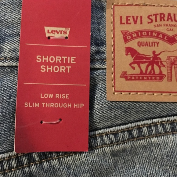 NWT LEVI Jean Shorts distressed - Picture 6 of 6