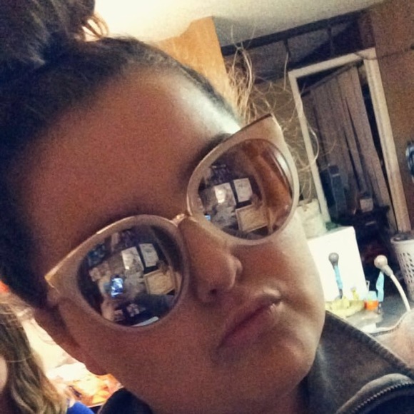 Meet your Posher, Gigi - Picture 1 of 1