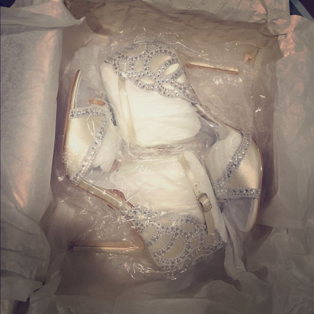 Badgley Mishka ivory Roxy open toe pumps