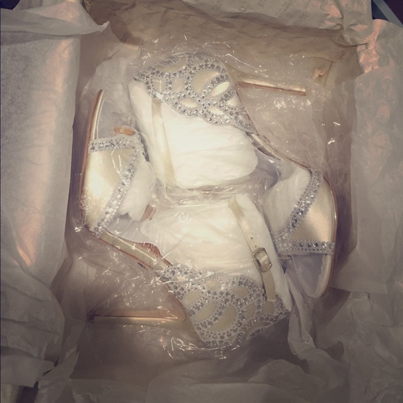 Badgley Mishka ivory Roxy open toe pumps