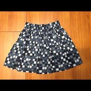 Banana Republic navy flouncy patterned skirt