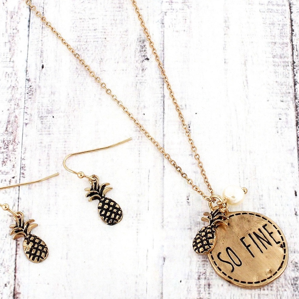 Necklace and ear rings