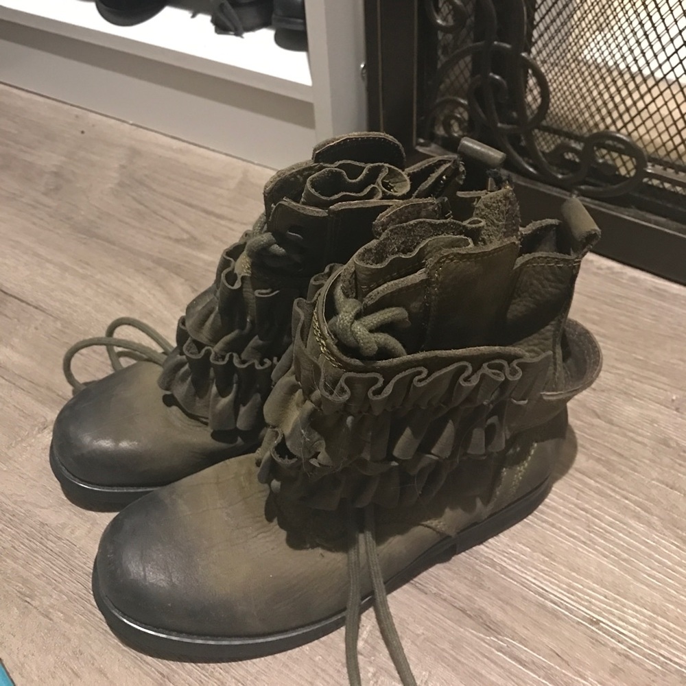 ⭐️ MOVING SALE ⭐️ Jeffrey Campbell All Ruffle Boot