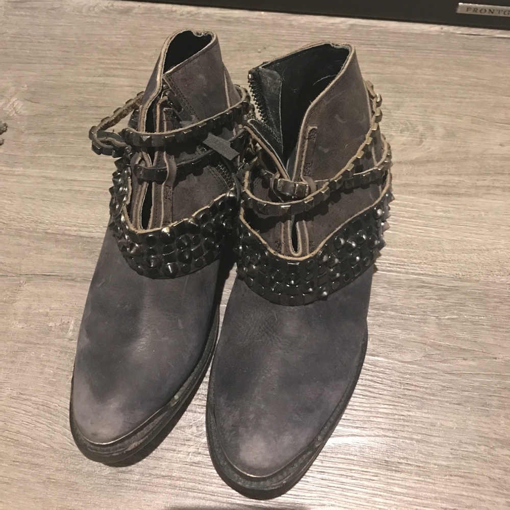 ⭐️ MOVING SALE ⭐️ Freebird Boots size 6