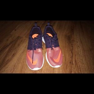 Nike roshe run size 5.5 youth