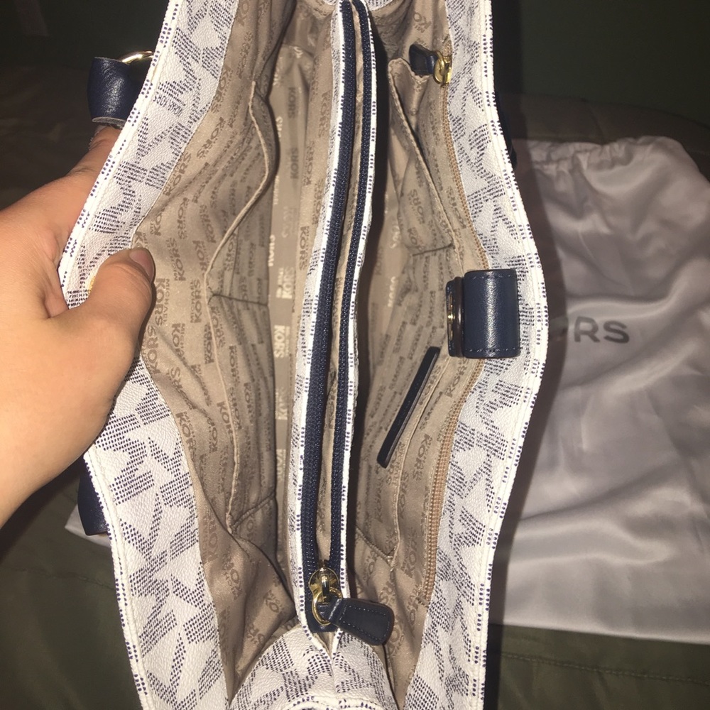 Michael Kors purse blue and white - Picture 4 of 6