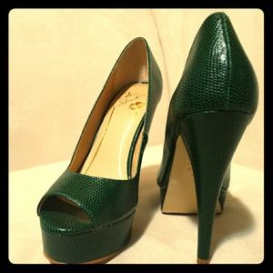 NWOT Hunter Green Platform Peep-toe Pumps