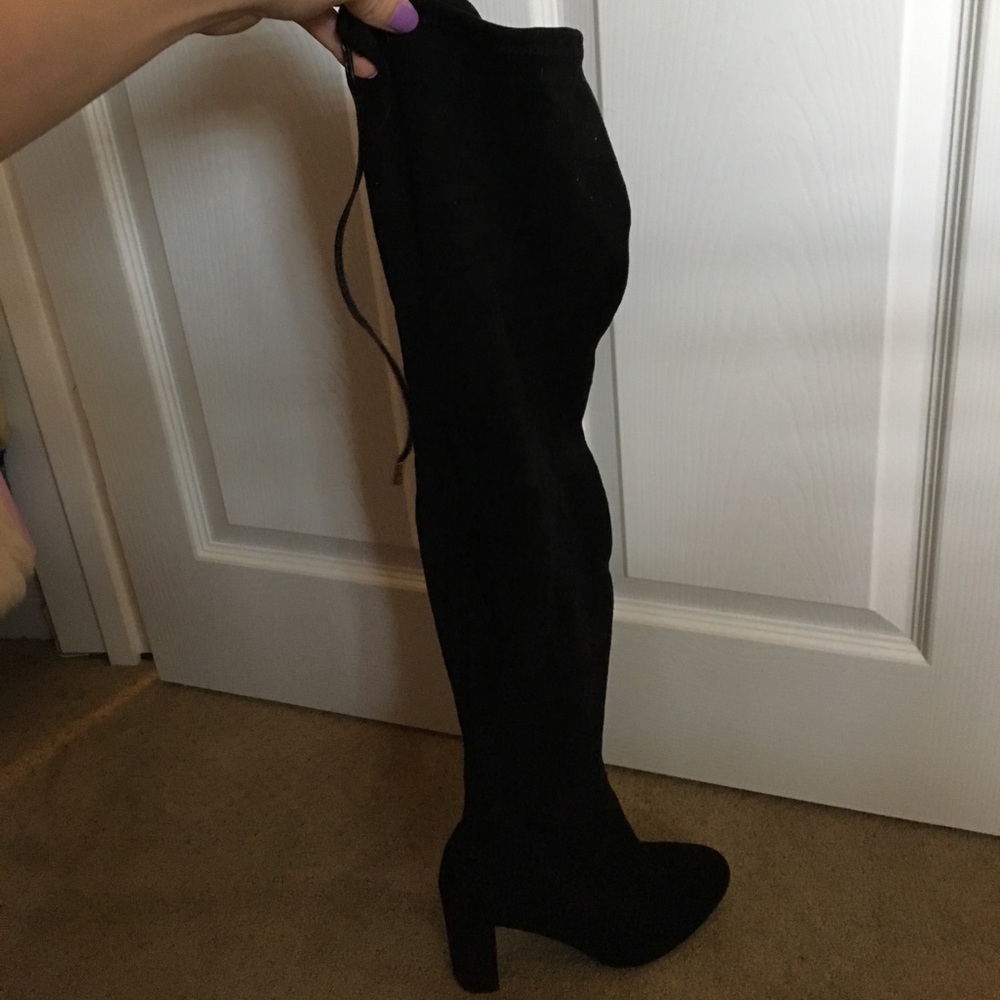 BLACK THIGH-HIGH BOOTS