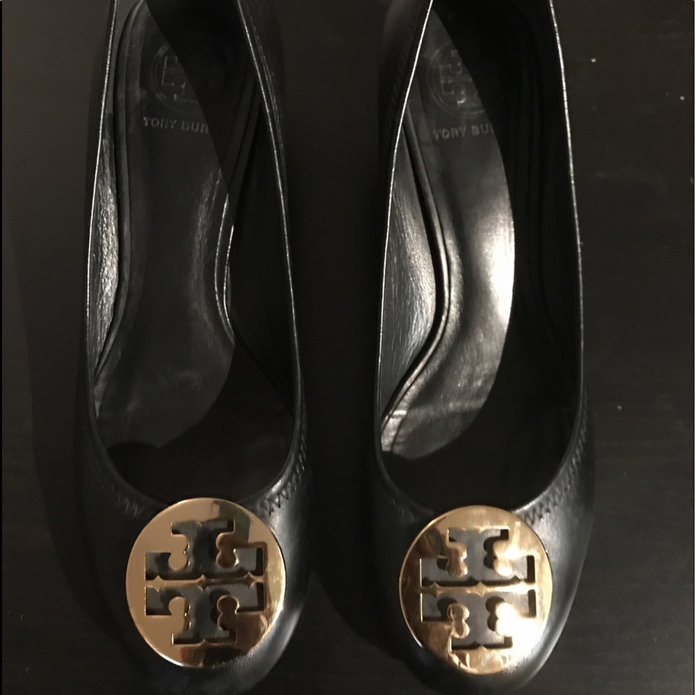 Pre-loved tory burch. Only worn three times.