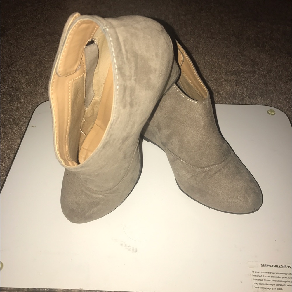 Cute suede taupe booties!